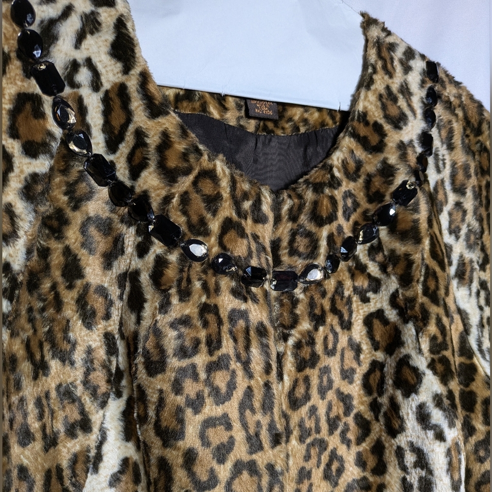 Victor Alfaro Faux Fur Leopard Print Cropped Jacket 3/4 Sleeve Jeweled Neck Sz12 - Picture 3 of 12